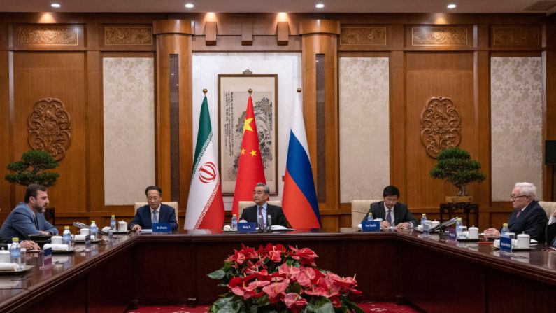 Le ministre chinois des Affaires étrangères Wang Yi, le vice-ministre russe des Affaires étrangères Sergey Ryabkov et le vice-ministre iranien des Affaires étrangères Kazeem Gharibabadi, assistent à une réunion concernant la question nucléaire iranienne à la Diaoyutai State Guest House à Pékin, en Chine, le 14 mars 2025. (POOL/AFP via Getty Images)