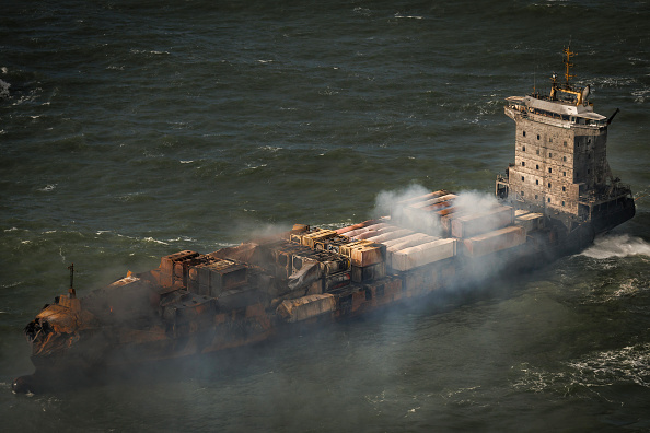 Vue aérienne montrant de la fumée s'échappant du cargo MV Solong dans la mer du Nord, au large de la côte du Yorkshire, le 11 mars 2025 en Angleterre. (Dan Kitwood/Getty Images)