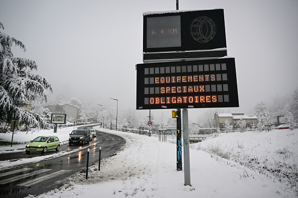 Une route de neige à Saint-Étienne, le 15 mars 2025. (OLIVIER CHASSIGNOLE/AFP via Getty Images)