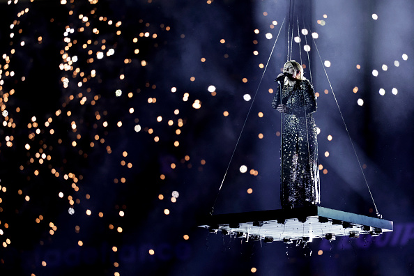 La chanteuse Louane dévoile la chanson qui représentera la France au prochain concours Eurovision de la chanson à la mi-temps du match international de rugby des Six Nations entre la France et l'Écosse au Stade de France à Saint-Denis, le 15 mars 2025. (Photo STEPHANE DE SAKUTIN/AFP via Getty Images)