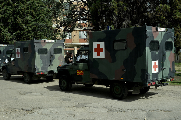 Des unités médicales de l'armée macédonienne viennent renforcer le personnel d'un hôpital local à Kocani, une ville située à une centaine de kilomètres à l'est de la capitale Skopje, le 16 mars 2025, suite à l'incendie d'une boîte de nuit qui a fait 51 morts. (Photo ROBERT ATANASOVSKI/AFP via Getty Images)