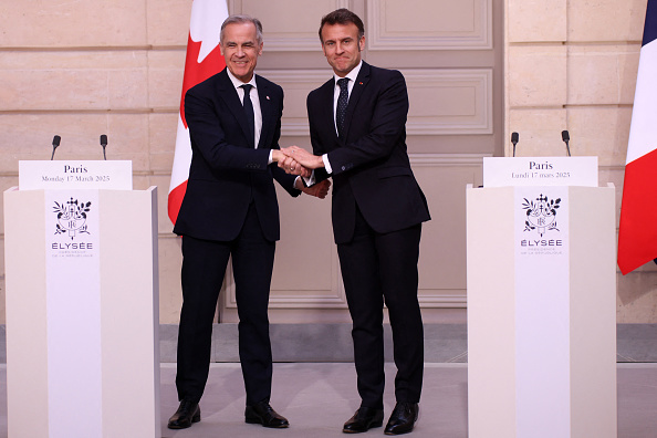 Le président  Emmanuel Macron et le nouveau Premier ministre canadien Mark Carney se serrent la main après une déclaration commune au palais présidentiel de l'Élysée, dans le cadre du voyage transatlantique de M. Carney visant à renforcer les liens avec les amis traditionnels que sont la France et la Grande-Bretagne, à Paris, le 17 mars 2025. (THOMAS PADILLA/POOL/AFP via Getty Images)