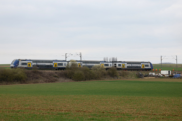 Un TER est stationné sur les lieux d'un accident où il a percuté un véhicule militaire à un passage à niveau à Bailleul-Sir-Berthoult. (SAMEER AL-DOUMY/AFP via Getty Images)