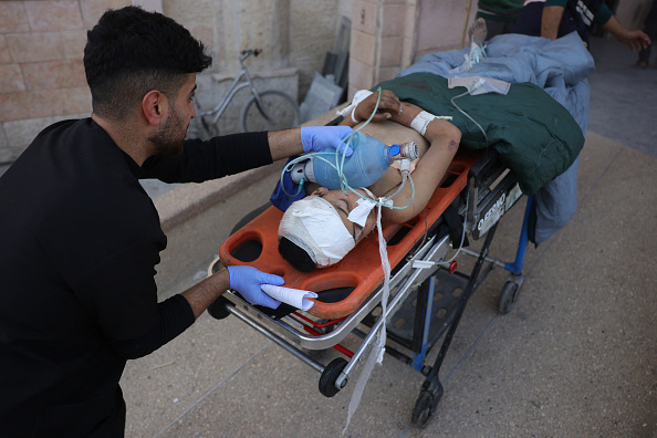  Un jeune Palestinien blessé lors d'une frappe israélienne est sorti du service des urgences après avoir reçu les premiers soins à l'hôpital indonésien de Beit Lahia, dans le nord de la bande de Gaza, le 18 mars 2025. (BASHAR TALEB/AFP via Getty Images) 