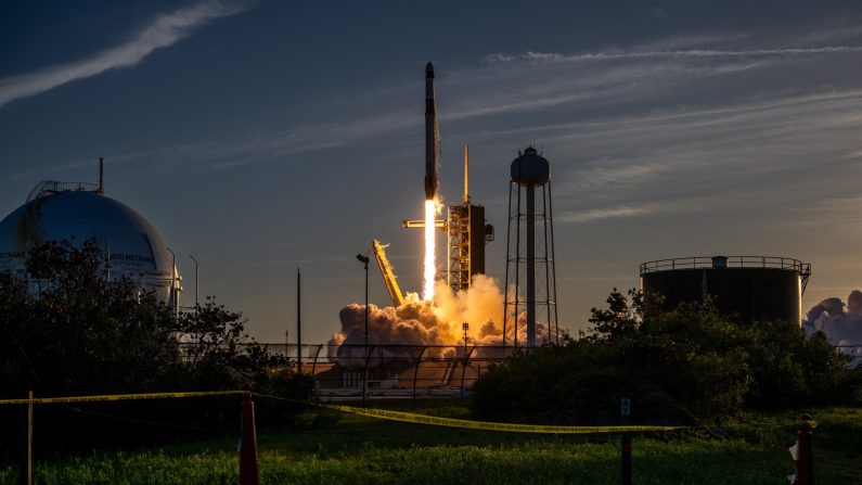 La fusée Falcon 9 de SpaceX et le vaisseau spatial Dragon sont lancés depuis le complexe de lancement 39A du Centre spatial Kennedy de la NASA, le 14 mars 2025 à Cap Canaveral, en Floride. (Brandon Bell/Getty Images)