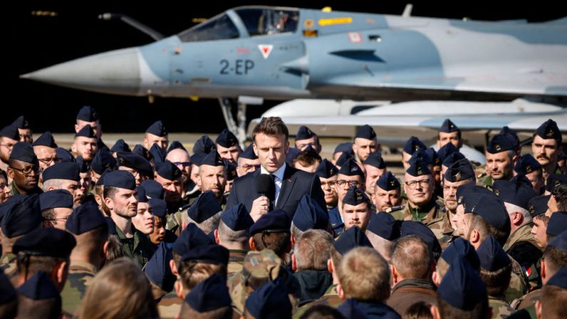 Le président Emmanuel Macron lors d'une visite de la base aérienne de l'Armée de l'air et de l'espace de Luxeuil-Saint-Sauveur à Saint-Sauveur, dans le nord-est de la France, le 18 mars 2025, où il a annoncé que la France allait "accroître et accélérer les commandes de Rafale" (LUDOVIC MARIN/POOL/AFP via Getty Images)