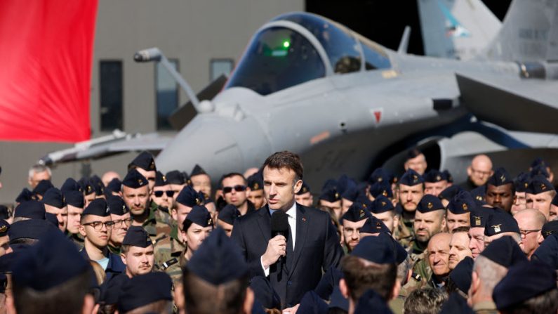 Le président Emmanuel Macron (au c.) devant un avion de combat Dassault Rafale lors de sa visite de la base aérienne de Luxeuil-Saint-Sauveur de l'Armée de l'air et de l'espace française à Saint-Sauveur, le 18 mars 2025.(LUDOVIC MARIN/POOL/AFP via Getty Images)