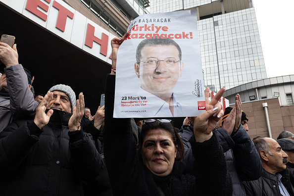 ANKARA, TURQUIE - 19 MARS : Des personnes se rassemblent devant le siège du CHP pour protester contre la détention du maire d'Istanbul du CHP, Ekrem Imamoglu, le 19 mars 2025 à Ankara, en Turquie. (Serdar Ozsoy/Getty Images)