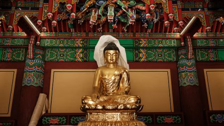 Un temple millénaire réduit en cendres, ne subsiste qu’un Bouddha géant miraculeusement épargné par les flammes