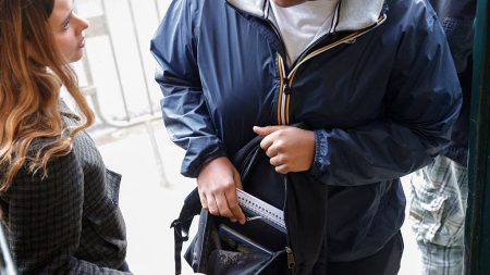 Des fouilles de sac « inopinées » et « aléatoires » contre les rixes près des écoles, promettent Bruno Retailleau et Élisabeth Borne