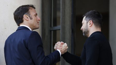 Emmanuel Macron affirme que la force européenne proposée en Ukraine pourrait répondre à une attaque russe