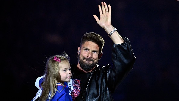 Olivier Giroud salue la foule lors d'une cérémonie en son honneur avant le match des quarts de finale de l'UEFA Nations League entre la Croatie et la France au Stade de France le 23 mars 2025 à Paris. (Photo Aurelien Meunier/Getty Images)