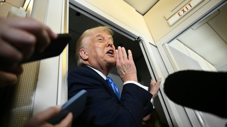 Le président américain Donald Trump s'adresse à la presse à bord d'Air Force One avant d'arriver à l'aéroport international de Palm Beach à West Palm Beach, en Floride, le 28 mars 2025. (BRENDAN SMIALOWSKI/AFP via Getty Images) 