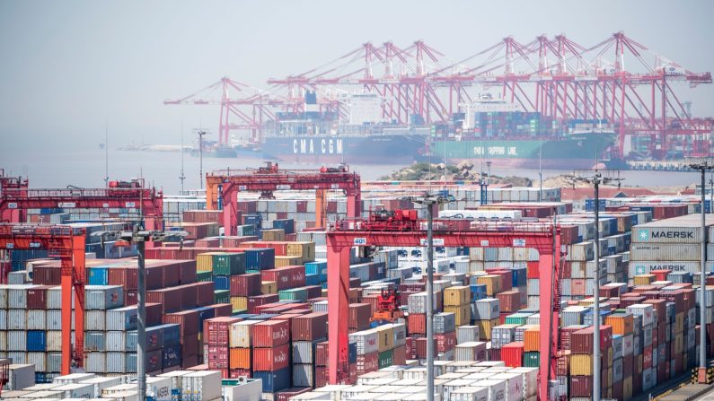 Vue générale du port en eau profonde de Yangshan, un quai de marchandises automatisé, à Shanghai, le 9 avril 2018. (JOHANNES EISELE/AFP via Getty Images)