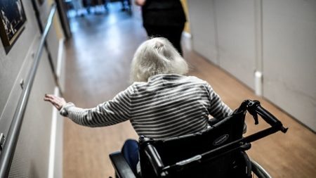 Une vidéo « choquante » d’une course en fauteuil roulant avec une résidente d’Ehpad sur les genoux, l’aide-soignante révoquée