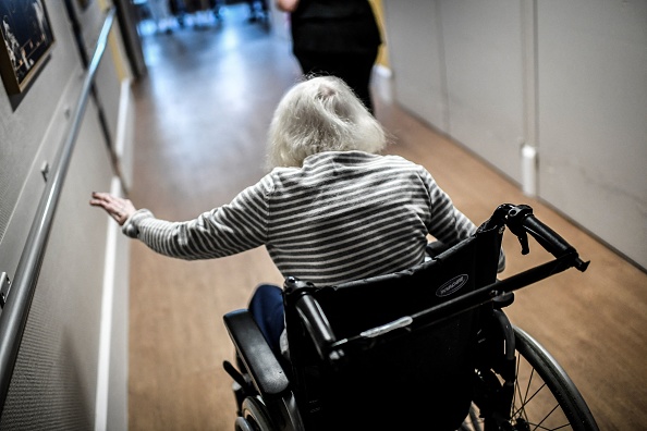 Une vidéo "choquante" d'une course en fauteuil roulant avec une résidente d'Ehpad sur les genoux, l'aide-soignante révoquée