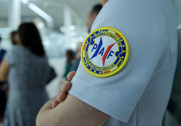 Une photo montre un officier de police (PAF : Police aux frontières), près de Paris, le 6 juillet 2018. (ERIC PIERMONT/AFP via Getty Images)