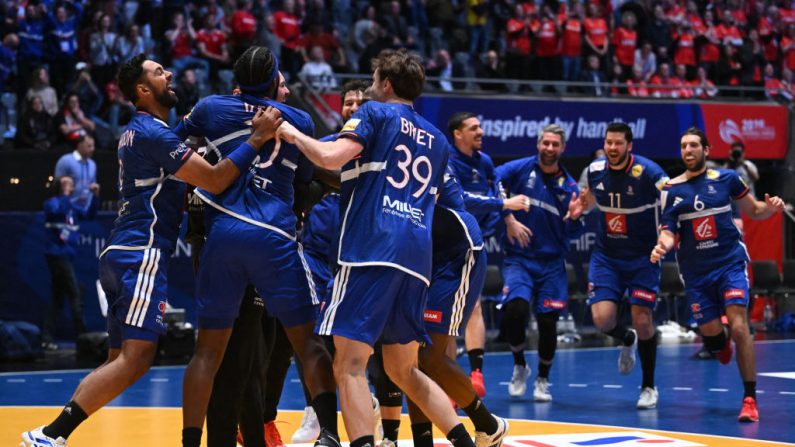 L'équipe de France de handball a mis fin à la série de 26 matches sans défaite du Danemark, champion du monde et olympique battu mercredi (33-32) à Décines-Charpieu dans le cadre de l'EHF Euro Cup. (Photo : JONATHAN NACKSTRAND/AFP via Getty Images)