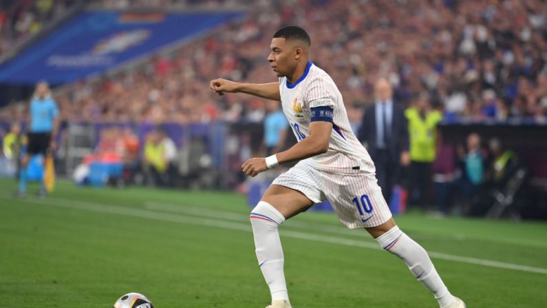 Six mois après sa dernière apparition en équipe de France, l'heure du retour a sonné pour le capitaine Kylian Mbappé, débarrassé de ses soucis sur et en dehors des terrains et qui va enfin retrouver les Bleus pour les quarts de finale de la Ligue des nations face à la Croatie (20 et 23 mars). (Photo : Justin Setterfield/Getty Images)