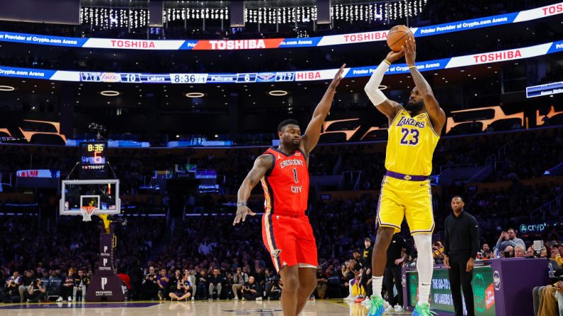 LeBron James (Los Angeles Lakers), âgé de 40 ans, est devenu mardi le premier joueur à dépasser la barre des 50 000 points marqués en NBA, saison régulière et play-offs confondus.. (Photo : Ronald Martinez/Getty Images)