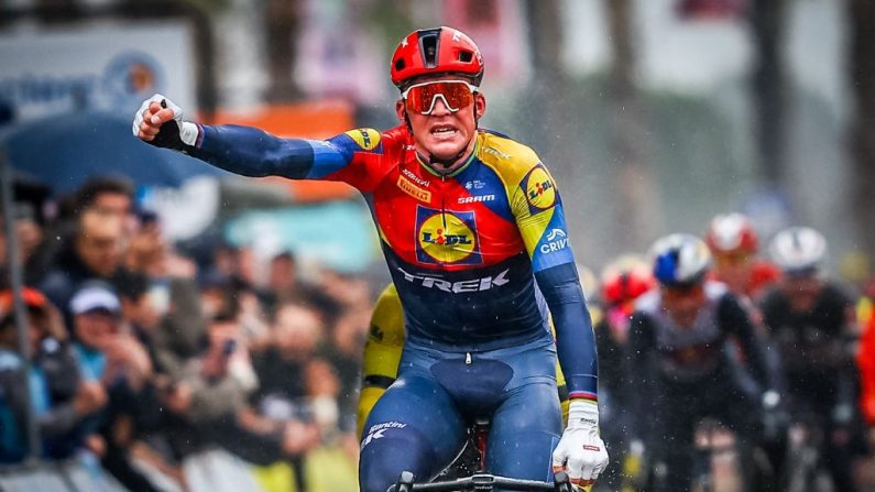 Vainqueur de la 6e étape de Paris-Nice sous le déluge, Mads Pedersen a souligné qu'être Danois l'aidait à braver les conditions de froid et de pluie rencontrées vendredi jusqu'à Berre-L'Etang. (Photo : DAVID PINTENS/BELGA MAG/AFP via Getty Images)