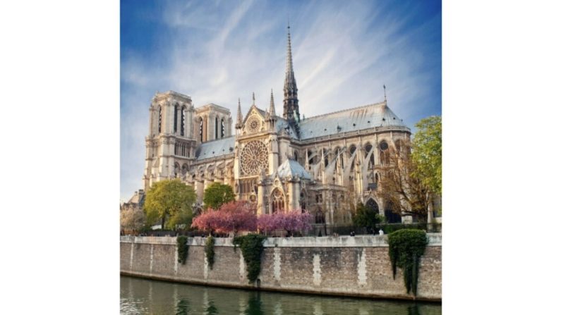 Le chef-d'œuvre gothique français Notre-Dame de Paris, depuis la rive de la Seine. Six fenêtres de la chapelle du XIXe siècle seront remplacées par des vitraux contemporains et figuratifs en 2026. (Production Perig/Shutterstock)