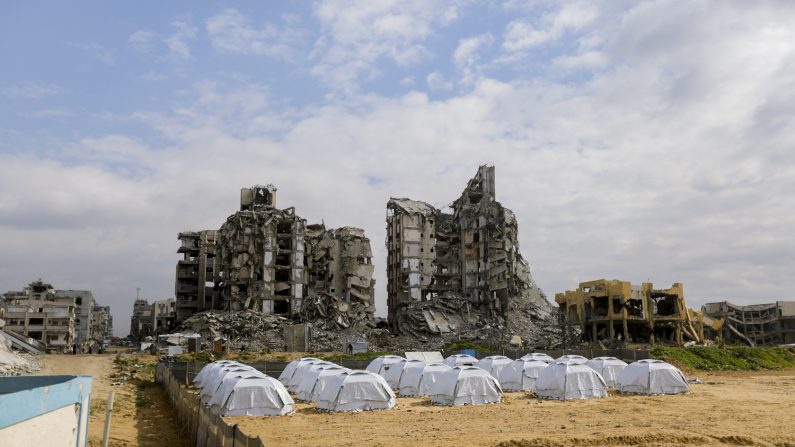 Des tentes devant un immeuble en ruine dans la ville de Gaza, dans le camp de réfugiés de Jabalia, dans le nord de la bande de Gaza, le 24 février 2025. (YOUSSEF ALZANOUN/Middle East Images/AFP via Getty Images)