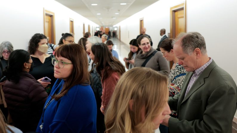 Des employés fédéraux récemment licenciés traversent le bâtiment des bureaux Dirksen du Sénat après avoir rencontré des membres de l'équipe du sénateur Bill Cassidy (Parti républicain, Louisiane), à Washington, le 25 février 2025. (Anna Moneymaker/Getty Images)