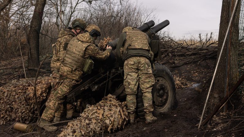 Des membres de la 13e brigade ukrainienne Khartiia utilisent un obusier M101 fourni par les États-Unis le 6 mars 2025 dans la région de Kharkiv en Ukraine. (Diego Fedele/Getty Images)