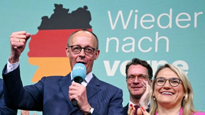 Friedrich Merz, chef de l'Union chrétienne-démocrate d'Allemagne et principal candidat de son parti au poste de chancelier, s'adresse à ses partisans après l'annonce des premiers sondages de sortie des urnes lors de la soirée électorale, à Berlin, le 23 février 2025. Ina Fassbender/AFP via Getty Images