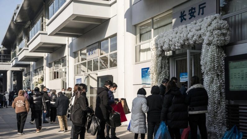 Des personnes en deuil se rassemblent devant les salles de commémoration des défunts dans un funérarium à Shanghai, en Chine, le 31 décembre 2022. (Qilai Shen/Bloomberg via Getty Images)