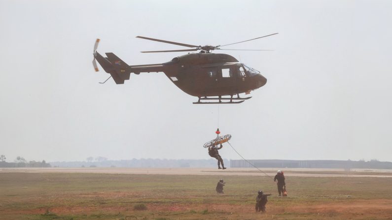 Des militaires participent à une simulation militaire sur la base aérienne de Waterkloof à Pretoria, en Afrique du Sud, le 18 septembre 2024. (Phill Magakoe/AFP via Getty Images)