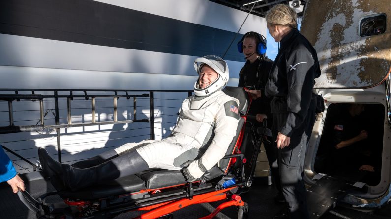 L'astronaute de la NASA Butch Wilmore reçoit de l'aide pour sortir du vaisseau spatial SpaceX Dragon à bord du vaisseau de récupération MEGAN de SpaceX après avoir atterri dans les eaux au large de Tallahassee (Floride) avec les astronautes de la NASA Nick Hague, Suni Williams et le cosmonaute de Roscosmos Aleksandr Gorbunov, le 18 mars 2025. (Keegan Barber/NASA via Getty Images)