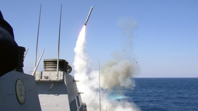 Le destroyer à missiles guidés USS Porter tire un missile d'attaque terrestre Tomahawk vers l'Irak pendant les premières phases de la campagne "choc et effroi", le 22 mars 2003. (Christopher Senenk/U.S. Navy/Getty Images)