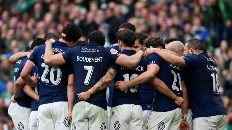 La France, privée de son capitaine Antoine Dupont dès la 29e minute pour une blessure au genou, a réalisé l'exploit de triompher contre l'Irlande 42-27 samedi à Dublin, et peut encore remporter le Tournoi des six nations la semaine prochaine contre l'Ecosse. (Photo : Charles McQuillan/Getty Images)