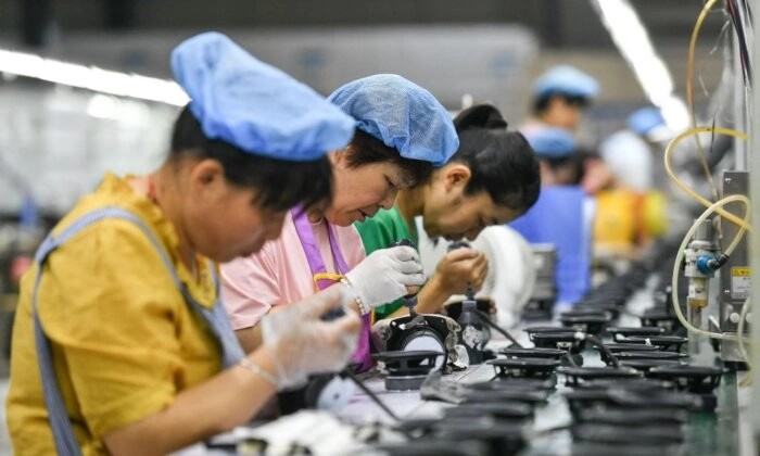 Des employés travaillent sur une chaîne de montage produisant des haut-parleurs dans une usine de Fuyang, dans la province orientale de l'Anhui en Chine, le 30 juin 2023. (AFP via Getty Images)