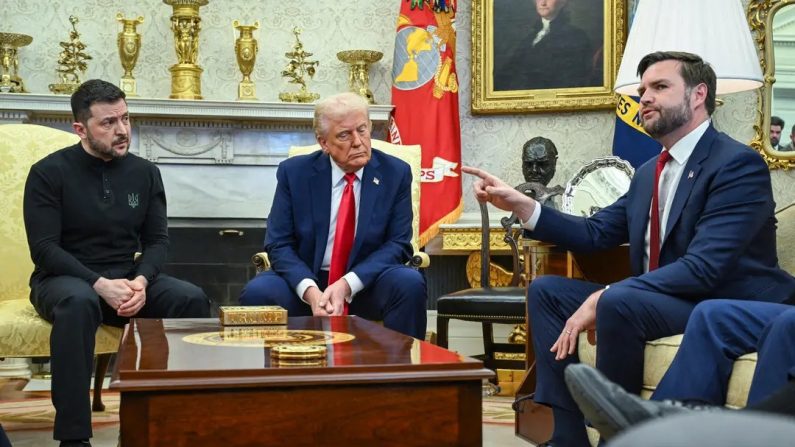 Donald Trump et Volodymyr Zelensky écoutent le vice-président JD Vance (à dr.) lors de leur rencontre dans le bureau ovale, le 28 février 2025.
(Saul Loeb/AFP via Getty Images)