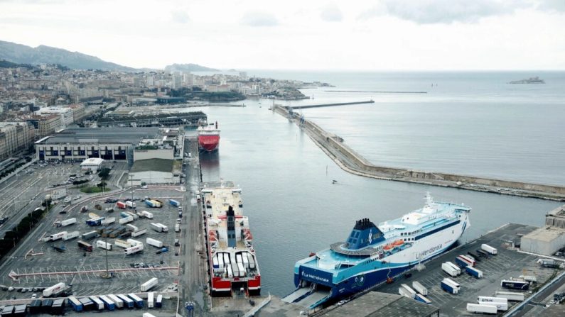 Un ferry de la compagnie La Méridionale, qui fait partie du groupe maritime français CMA CGM, amarré dans le port de Marseille, le 12 février 2025. (Christian Hartmann/REUTERS/AFP via Getty Images)