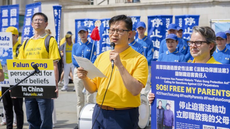 Ding Lebin s'exprime lors d'un événement marquant les 25 ans de la persécution du Falun Gong par le régime chinois, à Trafalgar Square, au centre de Londres, le 20 juillet 2024. (Yanning Qi/The Epoch Times)