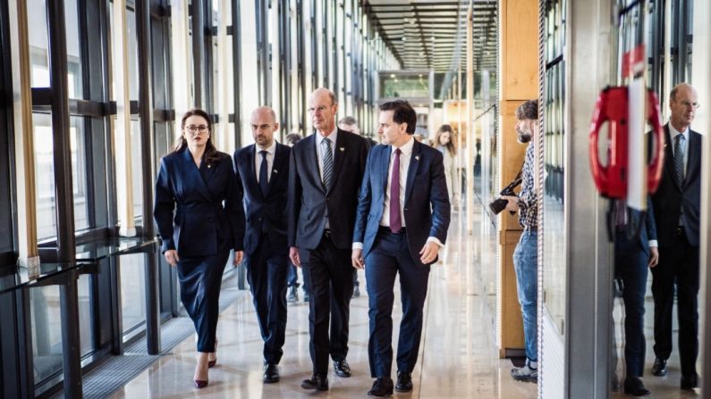 (De g. à dr.) Yulia Svyrydenko, vice-premier ministre et ministre de l'économie de l'Ukraine, et les ministres français Jean Noël Barrot, Eric Lombard et Laurent Saint Martin à Paris, France, le 7 mars 2025. (Bastien Ohier/Hans Lucas via AFP via Getty Images)