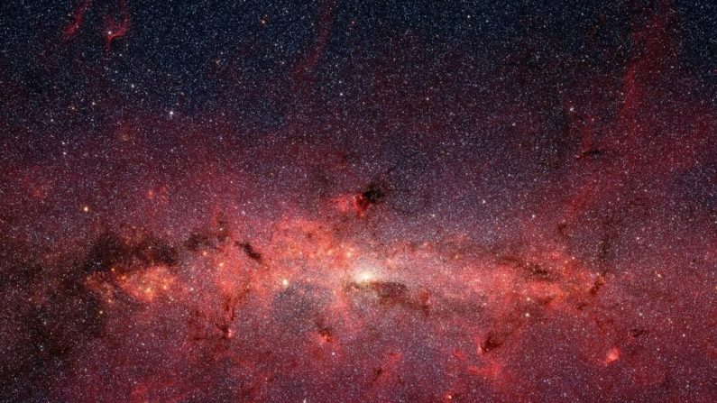 Image infrarouge prise par le télescope spatial Spitzer de l'infinité d'étoiles qui composent la spirale de la Voie lactée. (Domaine public)