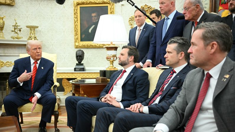 Le président Donald Trump s'adresse à la presse lors de sa rencontre avec le secrétaire général de l'OTAN, Mark Rutte, dans le bureau ovale de la Maison-Blanche, le 13 mars 2025. Assis de gauche à droite, le vice-président JD Vance, le secrétaire à la Défense Pete Hegseth et le conseiller à la sécurité nationale Mike Waltz. (MANDEL NGAN/AFP via Getty Images)