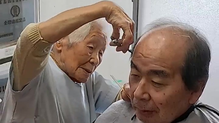 "Mon cœur est rempli de joie" : une Japonaise de 108 ans certifiée "coiffeuse la plus âgée du monde"