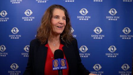 Shen Yun : la soliste d’erhu « a joué de son instrument avec beaucoup d’âme », a déclaré une journaliste culturelle