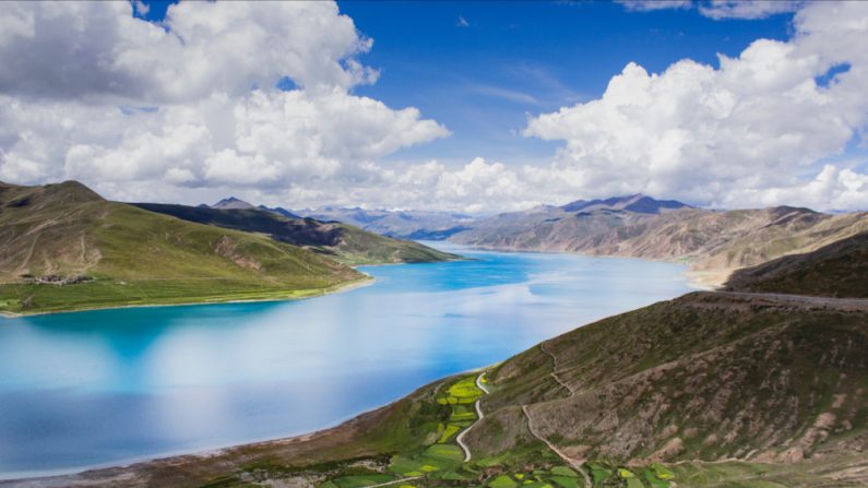 Lac Yamdrok-Tso au Tibet. (Image : Zj_stoner/Shutterstock)