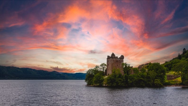 Le château d'Urquhart et le  Loch Ness au soleil couchant, en Écosse. (Image : SDebono/Shutterstock)