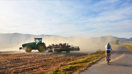 Morbihan : un cycliste perd l’équilibre et passe sous les roues d’un tracteur