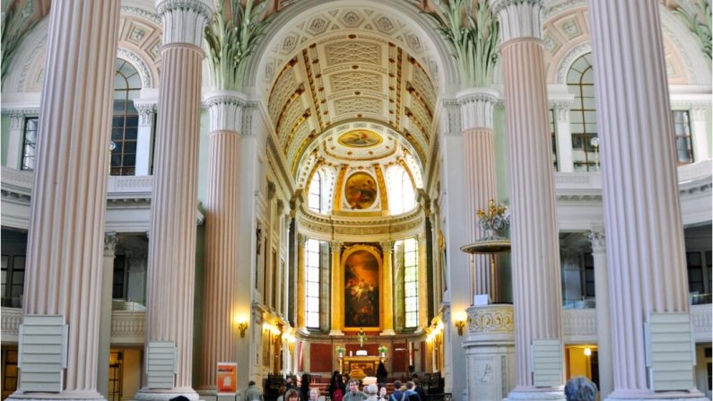 Le principal lieu de rassemblement des manifestants anticommunistes dans les années 1980, l'église Saint-Nicolas de Leipzig, offre un intérieur néoclassique clair et épuré. (Cameron Hewitt, Rick Steves' Europe)