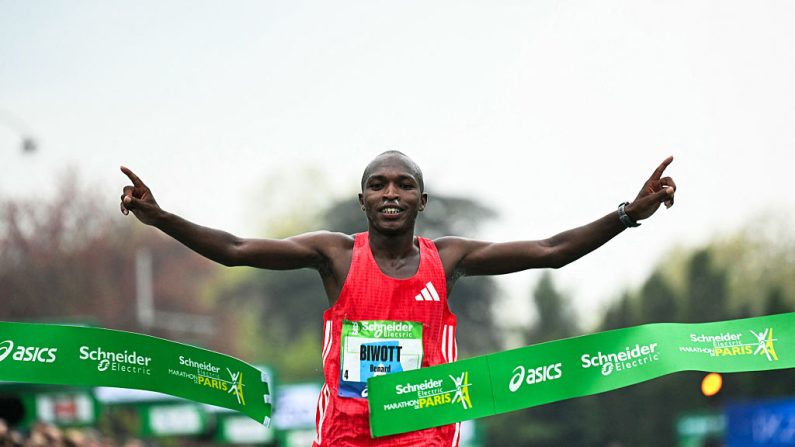 Benard Biwott a remporté son deuxième marathon dimanche en s'imposant à Paris en 2 heures 5 minutes 25 secondes, améliorant son record personnel. (Photo : BERTRAND GUAY/AFP via Getty Images)