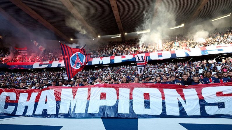 Le PSG a remporté son 13e titre de champion de France samedi en battant Angers (1-0) au cours d'un match sans grand rythme au Parc des princes où les Parisiens avaient déjà la tête à la Ligue des champions. (Photo : FRANCK FIFE/POOL/AFP via Getty Images)